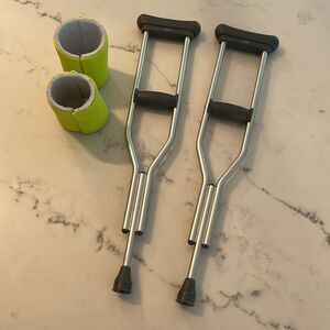 AMERICAN GIRL CRUTCHES AND CASTS